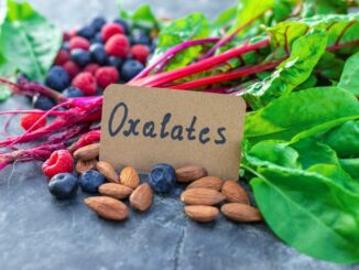 Lebenmittel wie spinat und Rote Bete mit einem Schild "Oxalates"