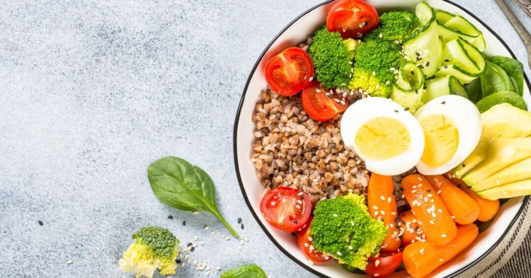 Ausgewogene Bowl mit Gemüse, Ei und Vollkorn für eine sättigende Ernährung beim Abnehmen