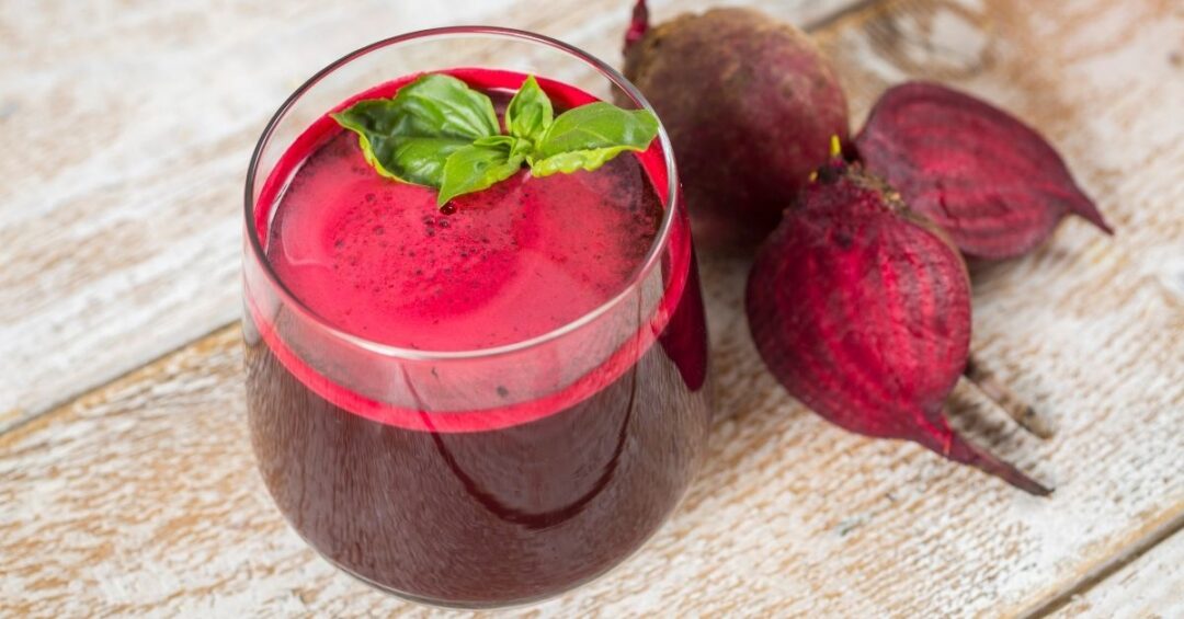 Fermentierter Saftkonzentrat als Symbol für Rote Bete Herzgesundheit