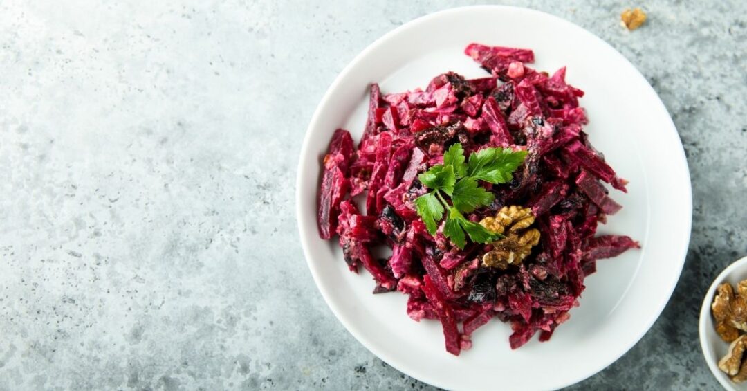 Rote-Bete-Salat für eine gesunde Darmflora und ein vielfältiges Mikrobiom mit ballaststoffreichen Zutaten 