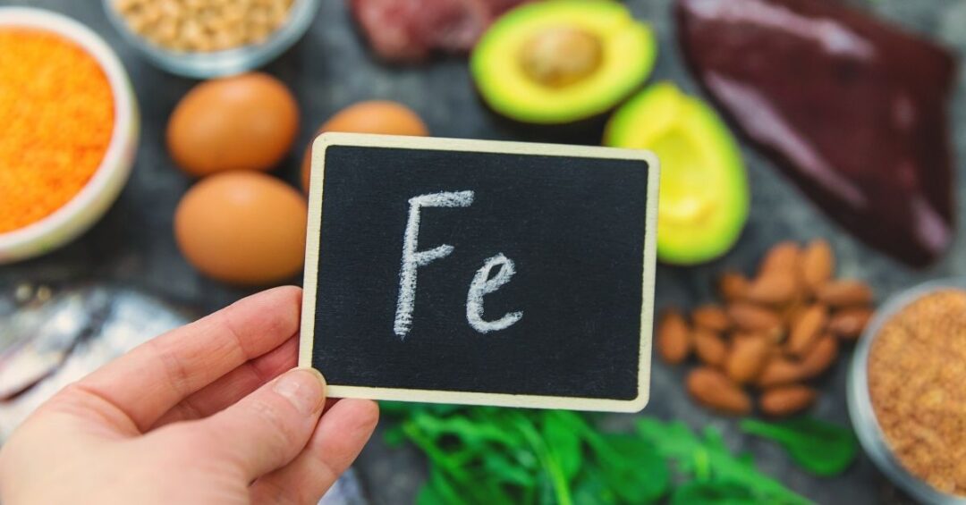 Rote Bete Eisenmangel: Tafel mit Fe-Symbol vor eisenreichen Lebensmitteln wie Eiern, Nüssen und Avocado