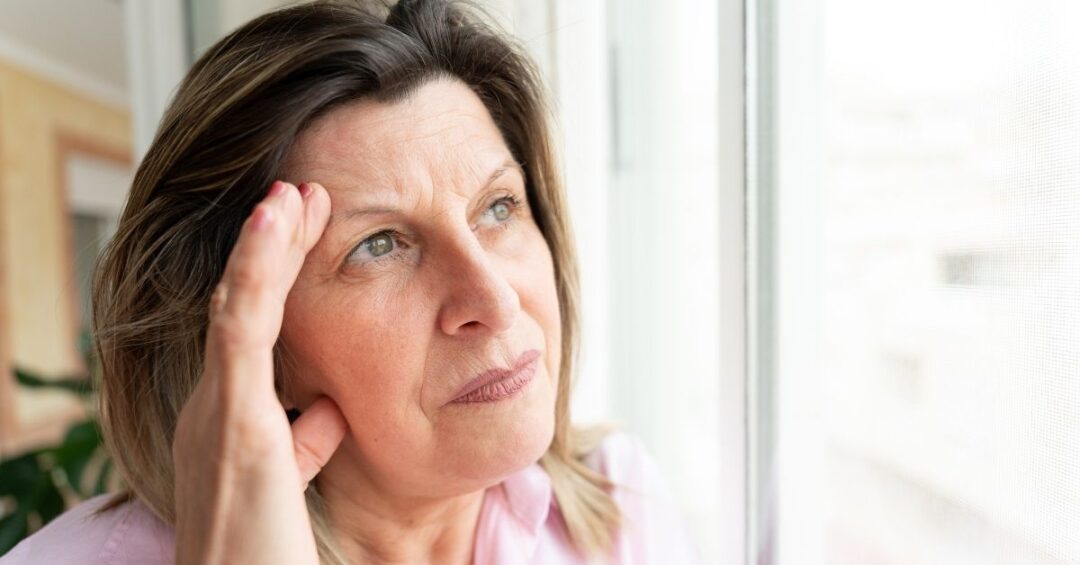 Rote Bete Eisenmangel: Nachdenkliche Frau am Fenster als Symbol für Müdigkeit, Erschöpfung und Eisenbedarf