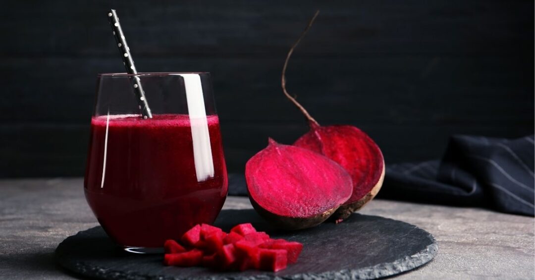 Glas mit Rote-Bete-Saft und frischer Knolle zum Thema Rote Bete Herzgesundheit