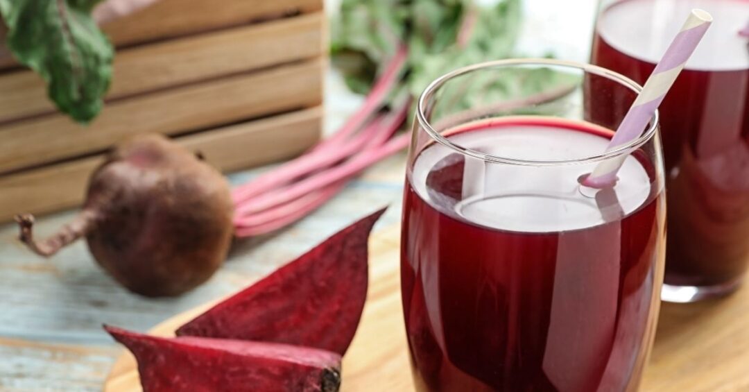 Rote-Bete-Saft und frische Knollen zeigen die Vielfalt der Rote Bete Inhaltsstoffe

