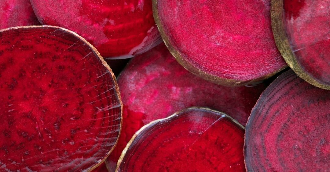 Aufgeschnittene Knollen zeigen die intensive Farbe und stehen für vielfältige Rote Bete Inhaltsstoffe