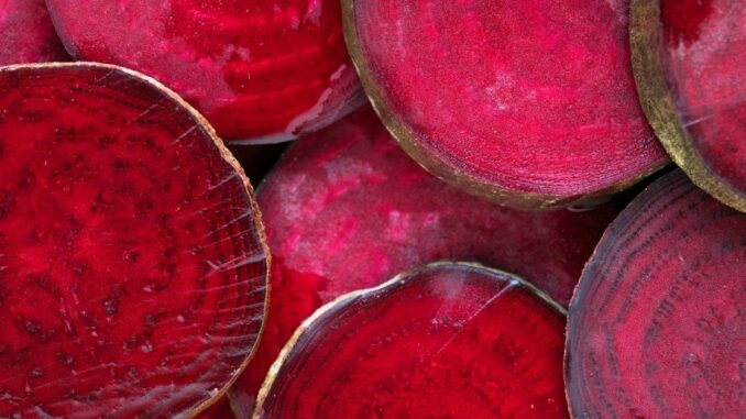 Aufgeschnittene Knollen zeigen die intensive Farbe und stehen für vielfältige Rote Bete Inhaltsstoffe