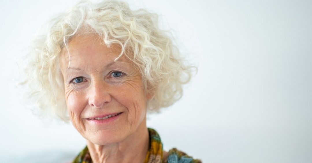 Portrait älteren Frau, stellt Personengruppen dar, die an Verzehr Roter Bete interessiert sind