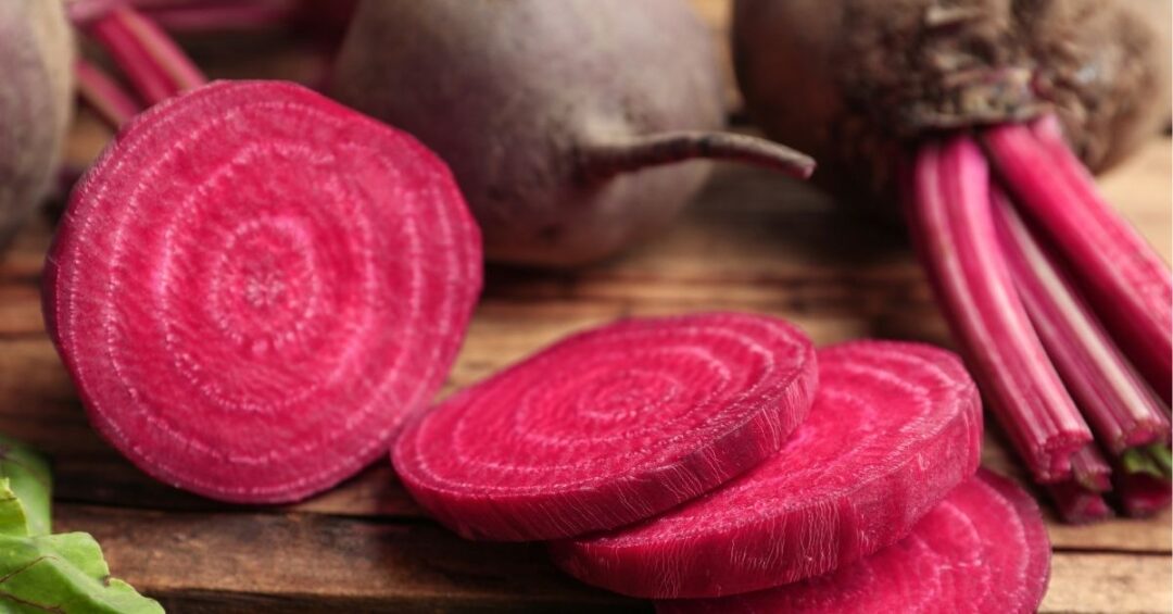 Frisch aufgeschnittene Rote Bete mit intensiv roter Farbe – wertvolles Gemüse mit Nitrat, Betalainen und mittlerem Oxalsäuregehalt.