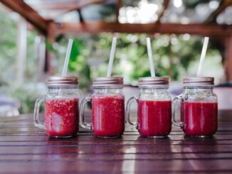 Rote Bete-Saft in kleinen Flaschen mit Strohhalm