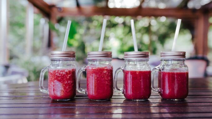 Rote Bete-Saft in kleinen Flaschen mit Strohhalm