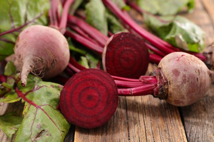 Frische, aufgeschnittene Rote Bete