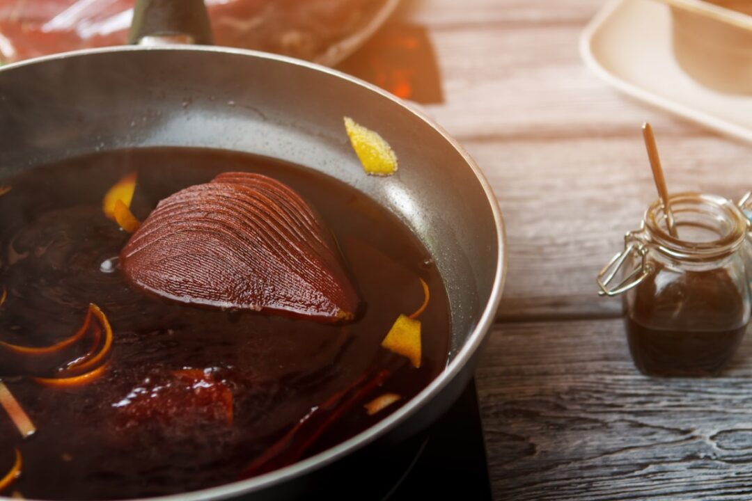 Rote Beete kocht in einem Topf