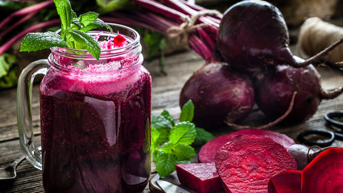 Rohe Rote Beete als Knolle und Saft